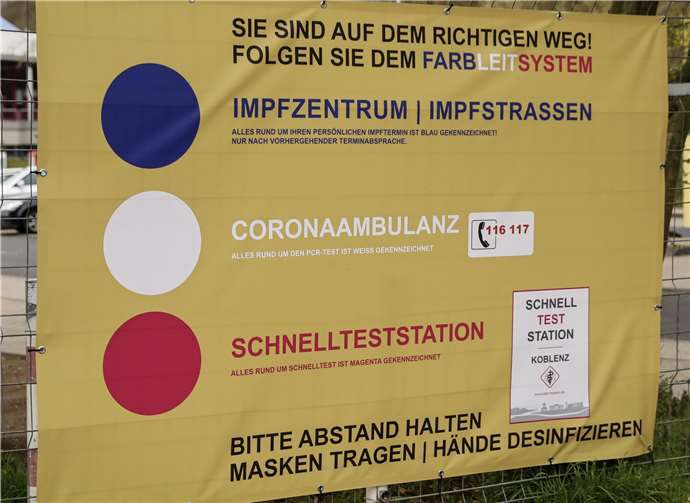 Ein Farbleitsystem bietet den Besucherinnen und Besuchern rund um die CGM Arena nun eine bessere Übersichtlichkeit, wo die einzelnen Angebote zu finden sind. Foto: Stadt Koblenz/Egenolf