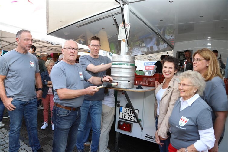 Ein Faßanstich gehört einfach dazu.  Fotos: WAMFO.DE