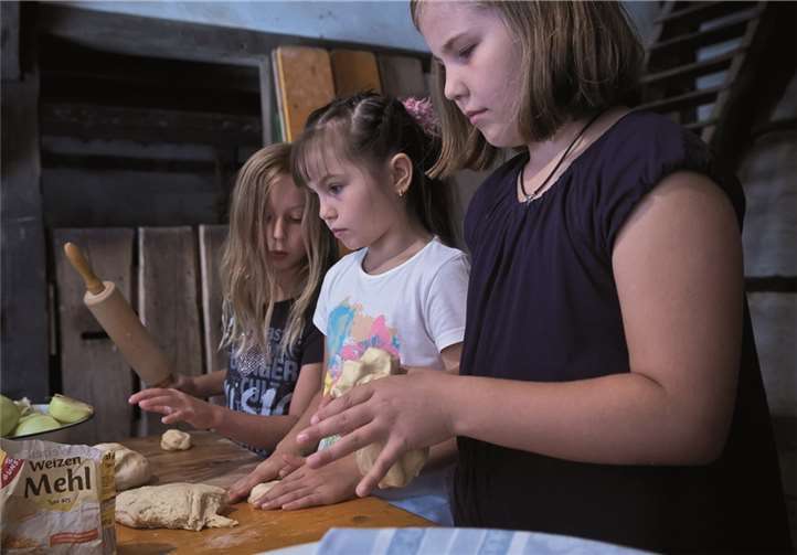 Ein Ferienprogrammpunkt ist das Backen von Hefeküchlein. GERHARDS