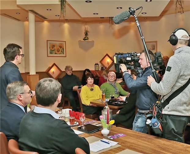 Ein Fernsehteam der ARD besuchte die CDU-Mitgliederversammlung in Adenau, um an der Basis O-Töne zum angekündigten Rücktritt der CDU-Bundesvorsitzenden einzufangen.