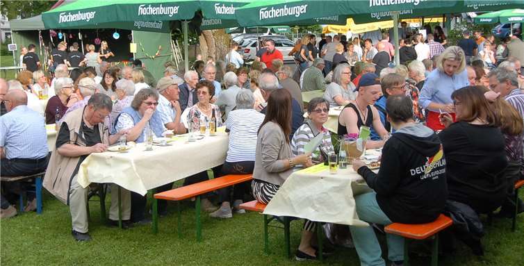 Ein Fest mit Schönwettergarantie:Verkehrsvereins-Vorsitzender Volker Nelles: „Wenn wirdas Spießbraten-Konzert haben, scheint immer die Sonne!“