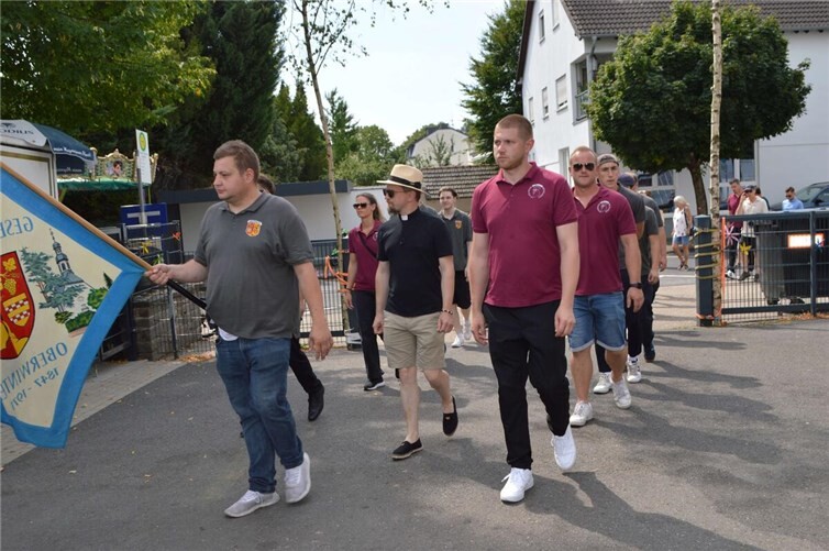 Ein Festzug der Junggesellen, natürlich wie immer mit dem Tambourcorps Oberwinter, eröffnete den Kirmesmontag. 