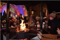 Ein Feuer spendete den Weihnachtsmarktbesucher Wärme.