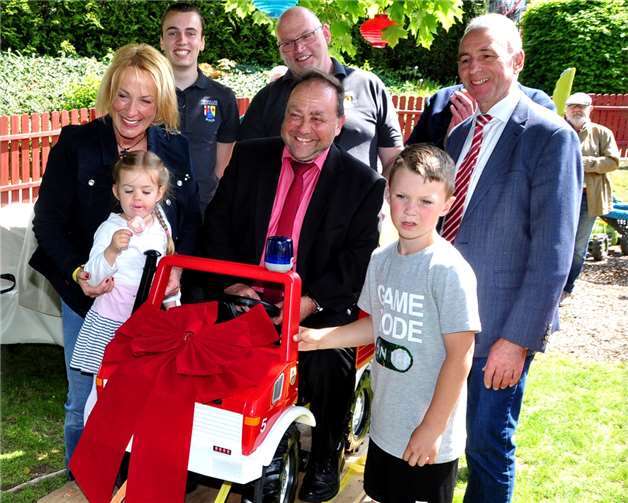 Ein Feuerwehrauto schenkten die Booser Floriansjünger zum Jubiläum.