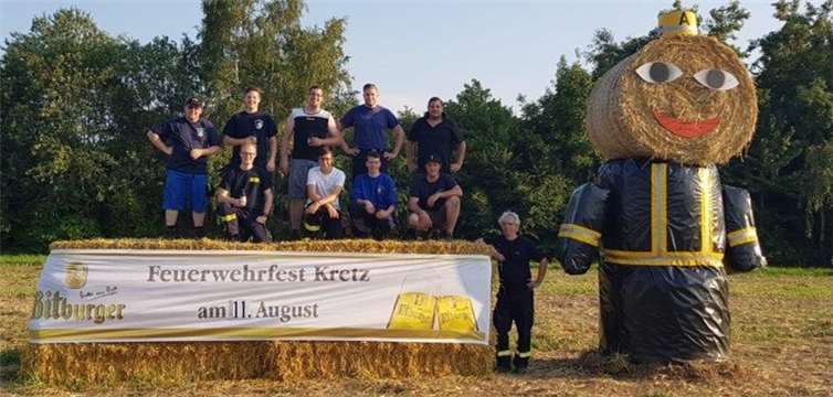 Ein Feuerwehrmann aus Stroh unterstützt die Kretzer Wehr bei der Werbung für ihr Feuerwehrfest. Foto: privat