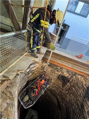 Ein Feuerwehrmann der FFW Mendig am Kellerschacht.