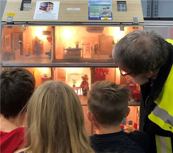 Ein Feuerwehrmann erklärt den Kindern, was bei einem Feuer im Haus passiert.Foto: privat