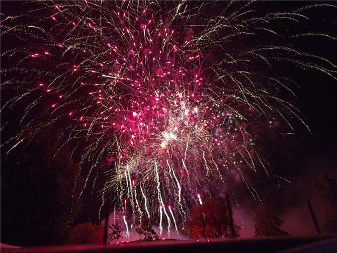 Ein Feuerwerk sollte den Vulkanausbruch vor 13 000 Jahren darstellen.  Fotos: HEP