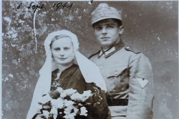 „Ein Flieger ist in der Nähe von Westum brennend abgestürzt, dort wo jetzt der Aussiedlerhof Schneider steht, aber auf der anderen Wegesseite. Wir liefen hin um nachzusehen, was passiert ist. Im Cockpit saß der Soldat auf dem Sitz. Er war zusammengeschrumpft und verkohlt. Diesen Anblick vergesse ich nicht mehr.An zwei jüdische Familien Gottschalk und Wolff kann ich mich erinnern. Frau Gottschalk war sehr nett und Ostern backte sie Matzen, die konnten wir uns holen. 1938 sind die Familien mitten in der Nacht abgeholt worden. -Maria Wohlmuth, geb. Ockenfels *1918Alles Fotos: Friedhelm Münch