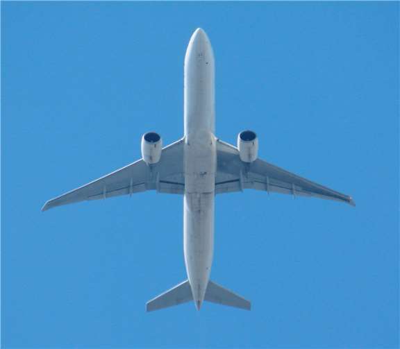 Die ganze Nacht Flugzeugstarts und -landungen Ein Flugzeug am Himmel. Thehos