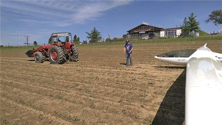 Ein Flugzeugschlepp der anderen Art: Eine Außenlandung mit einem Segelflugzeug ist nichts Ungewöhnliches. Die Flugzeuge sind dafür ausgelegt, die Piloten entsprechend trainiert. Nett, wenn sich ein freundlicher Bauer findet, der beim Abtransport behilflich ist.Thomas Marr