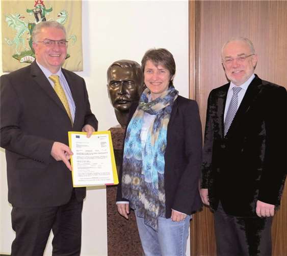 Ein Förderbescheid über rund 600.000 Euro wurde an das „Technologie-Institut für Funktionale Kunststoffe und Oberflächen GmbH“ (tifko) übergeben. privat