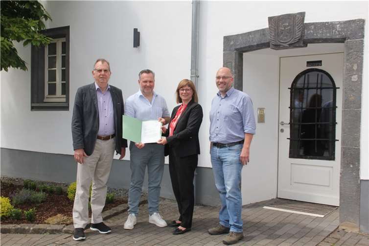 Ein Förderbescheid von 269 000 Euro wurde übergegeben.  Foto: privat