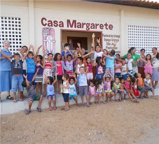 Ein Foto aus früheren Zeiten, als Corona noch kein Thema war: Kinder, die regelmäßig die Casa Margarete besuchen und ganz links die Leiterin Schwester Adelgard Zimmer. Foto: AME