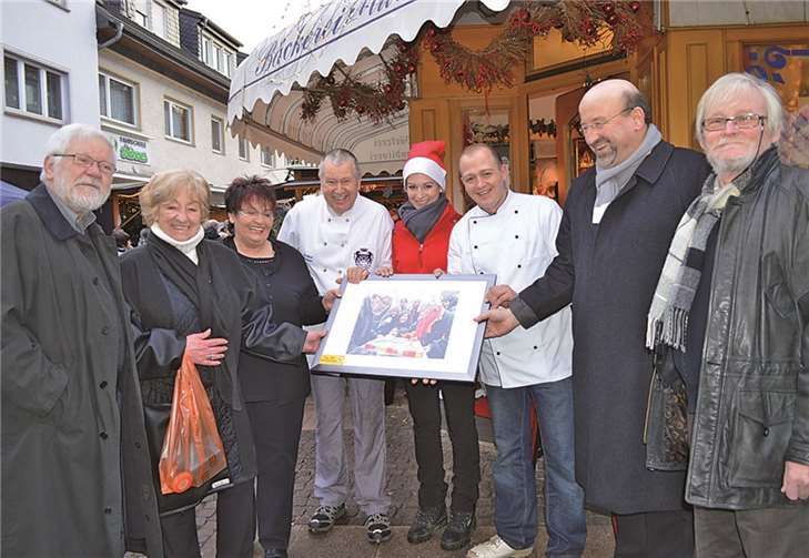 Ein Foto vom Tag der Demokratie, bekamen Marlene und Helmut Müller überreicht. Es erinnert an den großen Kuchen, den die Bäckerei Müller eigens für diesen Tag gebacken hatte und an den Besuch der Ministerpräsidentin Malu Dreyer. AB