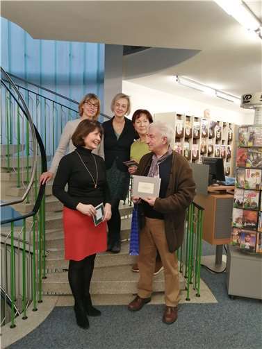 Ein Fotoalbum überreichte die Frauen-Union an Herbert Kalkes. Von links: FU-Vorsitzende Sabrina Gutsche, Christiane Schmitz, Ariane Stech und Anne Viehmann. Christiane Schmitz, ehemals Vorstandsmitglied, hatte die Lesungen viele Jahre maßgeblich mitorganisiert. Foto: Frauen-Union Meckenheim