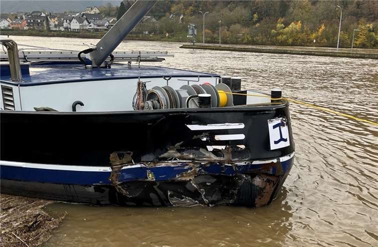 Ein Frachtschiff rammte die Spundwand in der Schleuse Fankel.  Fotos: Polizeipräsidium Einsatz, Logistik und Technik