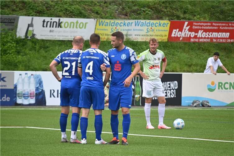 Ein Freistoß von Niklas Heinemann flog in der fünften Minute der Nachspielzeit an Freund und Feind vorbei ins lange Eck.  Foto: SK