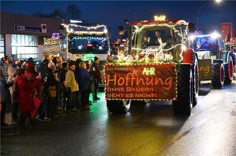 1500 Traktoren brachten einen riesigen Funken Hoffnung „Ein Funken Hoffnung - ohne Bauern geht es nicht“, so lautete das Motto des Lichterzuges.Fotos: RASCH