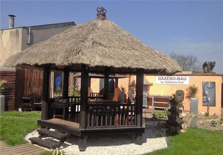 Ein GAZEBO-Pavillon als Ruhe-Oase in der Gartenanlage. WK