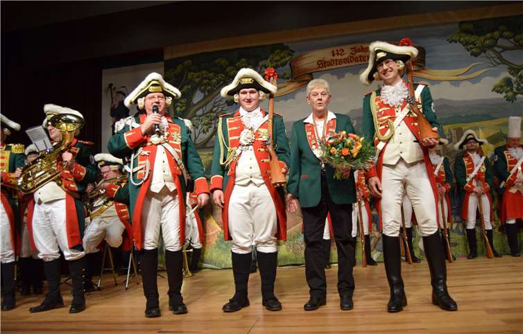 Ein Geburtstagsständchen und einenBlumenstrauß wurde der Ehrensolistin Marita Kirchhartz zu teil.