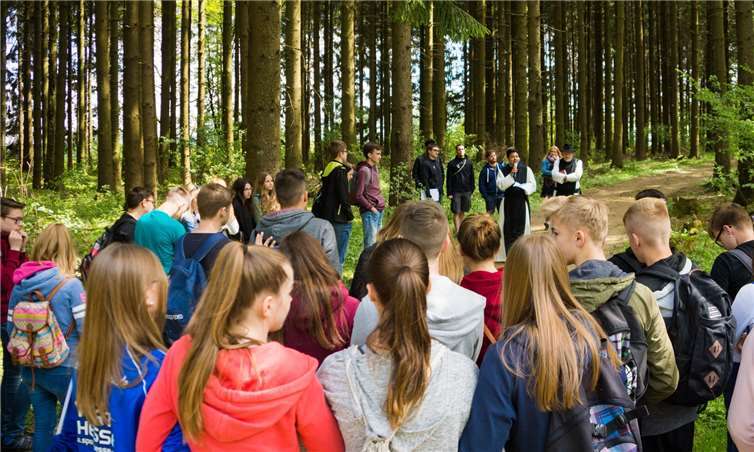 Ein Geflüchteter und ein Novize der Abtei Marienstatt berichten von ihren Wurzeln und ihrer neuen Heimat.