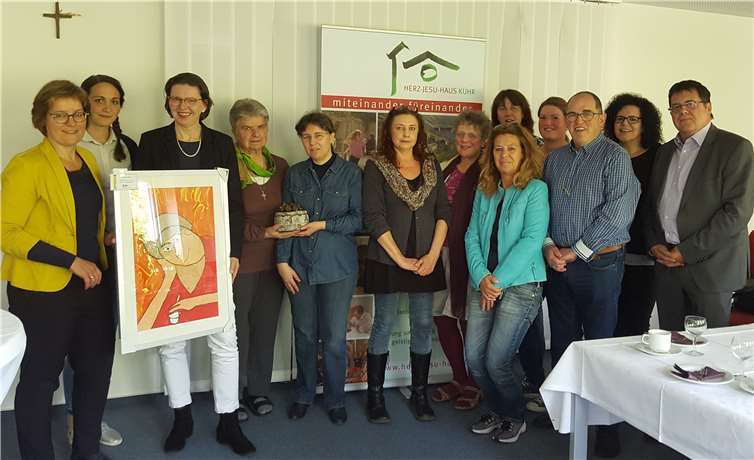 Ein Gemälde aus der Kührer Kunstwerkstatt wird zukünftig die Wände des Hospizvereines schmücken. Foto: Kührer Fürsorge GmbH