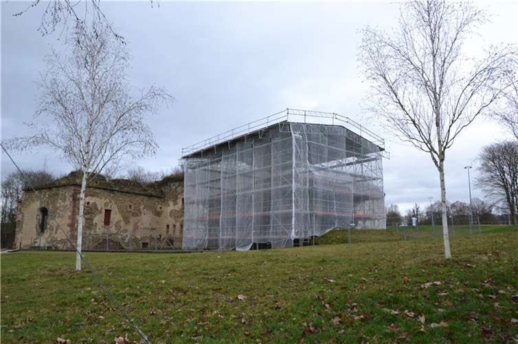 Ein Gerüst schützt seit kurzem das Torhaus im neuen Festungspark Asterstein. Geplant ist dort eine Infozentrale über die Festungsstadt Koblenz.Quelle: Stadt Koblenz