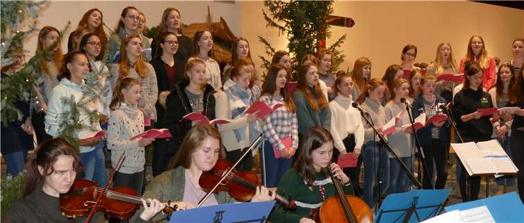 Ein Geschenk besonderer Art war die musikalische Gestaltung durch den Chor und Instrumentalistinnen. Privat