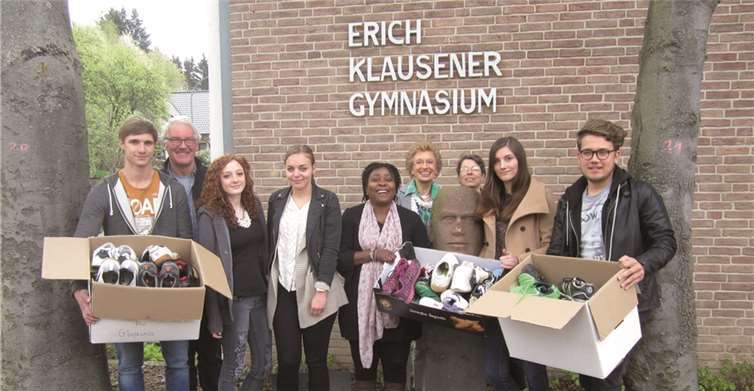 Ein Geschenk, das in Ghana wie immer für große Freude sorgen wird: Die SV des Gymnasiums überreichte mehrere Kartons mit gebrauchten Sportschuhen an Harriet Bruce-Annan. Bernhard J. Müller