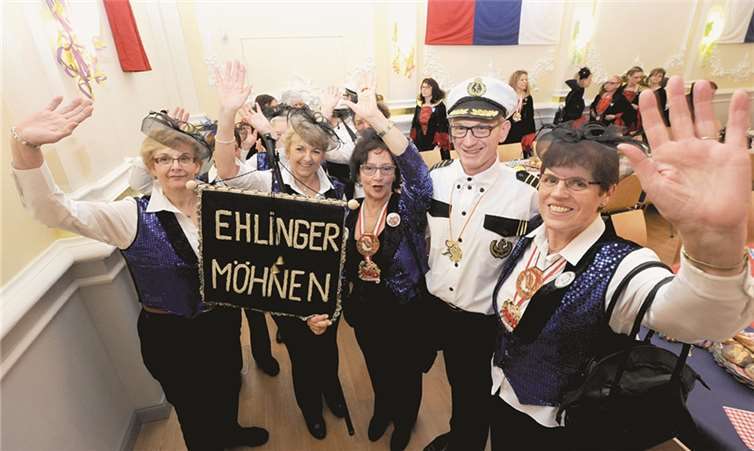 Ein Geschenk für Stadtbürgermeister Guido Orthen hatten die Möhnen aus Ehlingen im Gepäck.FIX
