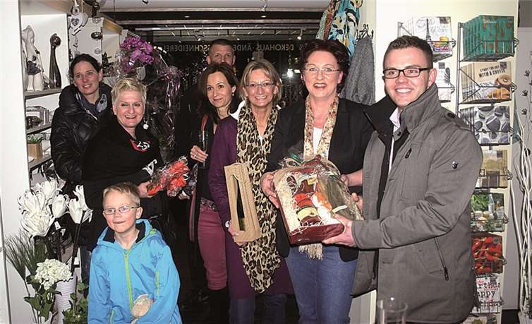 Ein Geschenk für die Fachfrau für Geschenke. Zusammen mit Cornelia Dettmers (2.v.r) freut sich der Vorstand der Aktiv-Gemeinschaft um Andreas Schwerter (r.) und Ortsvorsteherin Silvia Mühl über das neue Geschäft am Markt in Sinzig.RÜ