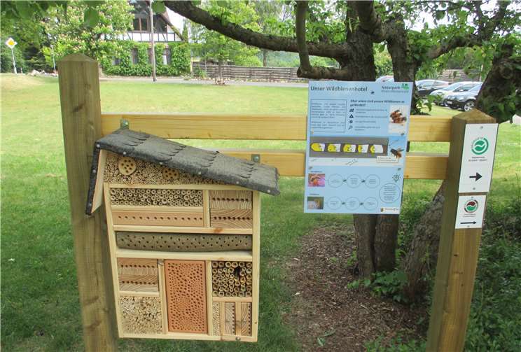 Ein Geschenk mit (Mehr-) Wert: Wildbienenhotel und Infotafel an einer Kita in Krunkel-Epgert.Foto: privat