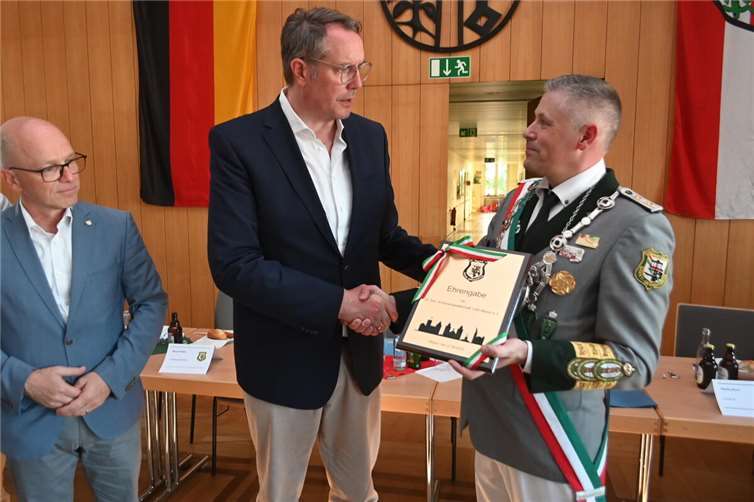 Ein Geschenk von Brudermeister Pierre Prüm durfte nicht fehlen.
