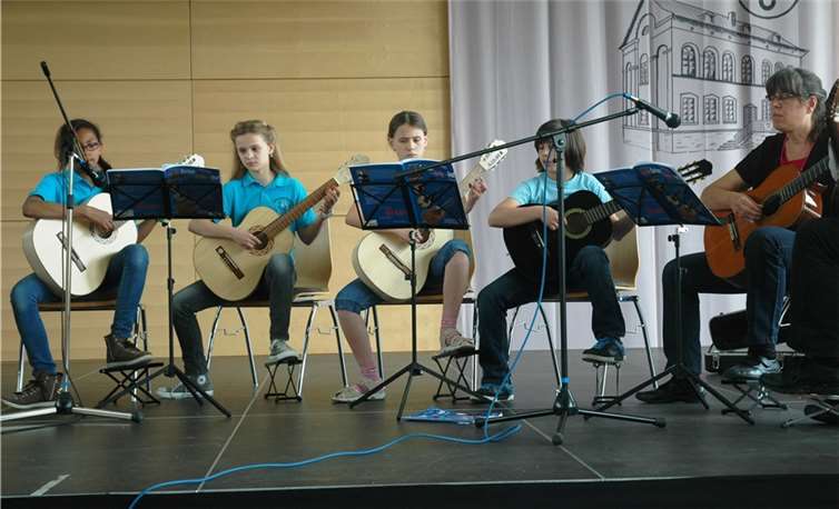 Ein Gitarrenensemble der Kreismusikschule MYK. KMS MYK