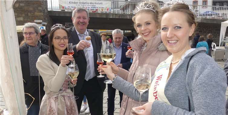 Ein Gläschen in Ehren kann niemand verwehren.Cochems Offizielle stießen mit ihren Gästen auf den Frühling an. Fotos: TE