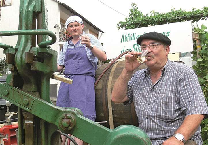 Ein Gläschen in Ehren kann niemand verwehren. So geht es auch den beiden heimischen Winzern auf der fahrenden Abfüllstation.