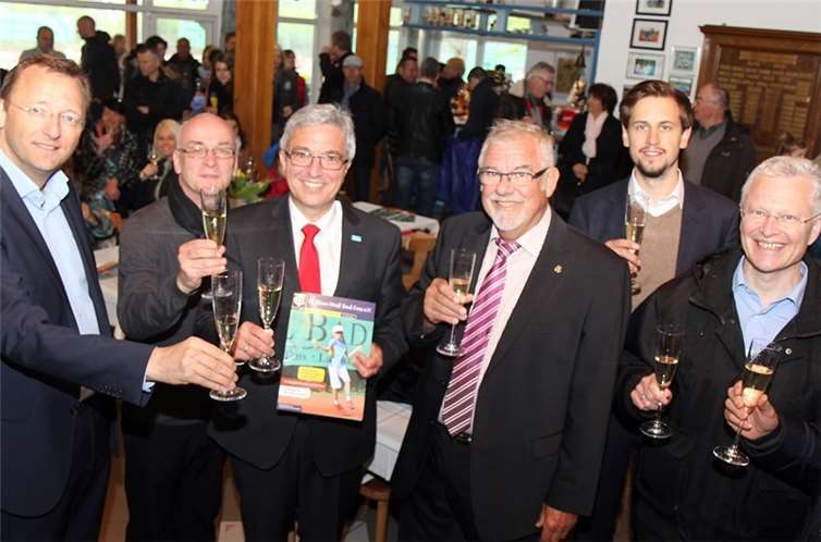 Ein Glas Sekt zur feierlichen Eröffnung gab es wegen des kurzem Regenintermezzos im Clubhaus. Von links: Josef Oster, Bürgermeister der Verbandsgemeinde; Stadtchef Berny Abt, Minister Roger Lewentz, Vorsitzender Günter Bröder, Benjamin Löwenstein vom TC Blau-Weiß und Landrat Frank Puchtler. -WW-Willi Willig