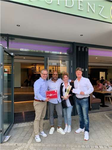 Ein Glückwunsch zum Neustart überbrachte Ortsvorteher Richard Lindner (r.) an Kandeepan Nadesan (2.v.r.).  Foto: privat