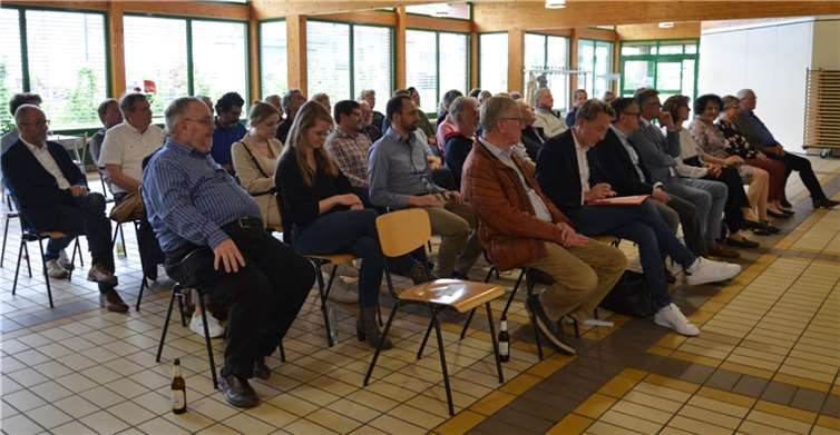 Ein Goßteil der 40 Versammelten.  Fotos: Erich Distelkamp