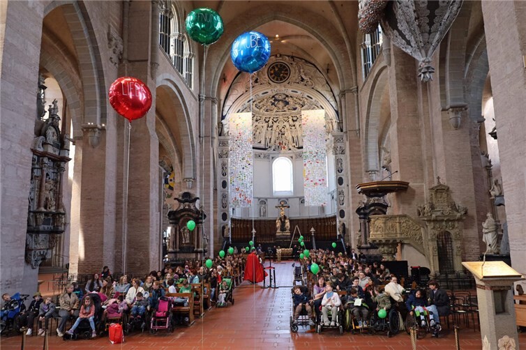 Ein Gottesdienst der Förder- und Partnerschulen des Bistums Trier fand im Dom statt.