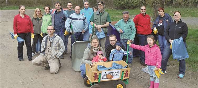 Ein Großteil der Bandorfer Müllsammelmannschaft steht bereit für den Dreck-weg-Tag. Eike Klattenhoff