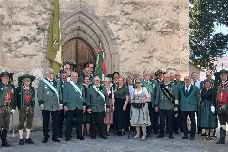 Ein Großteil der Reisenden nahm in Schützentracht teil