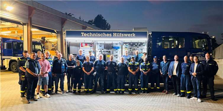 Ein Großteil der THW-Mannschaft sowie von SPD-Vertretern vor einem THW-Fahrzeug zu sehen.  Fotos: privat