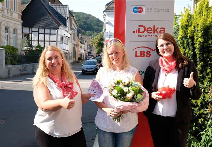 Ein Grund zum Feiern: Katja Hermann (l.) von der KSC-Beratung und Nora Rennenberg (Bildmitte) von der Geschäftsstelle in Oberwinter gratulierten Alina Schneider zu ihrem Gewinn bei der Sparkassen-Lotterie „PS-Sparen und Gewinnen“. Foto: KSK Ahrweiler