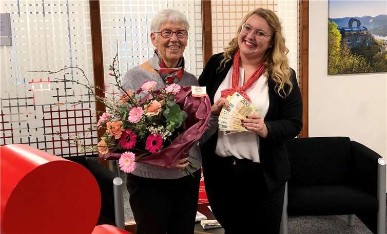 Ein Grund zum Feiern: Nora Rennenberg (r.) von der Sparkassen-Geschäftsstelle in Oberwinter gratuliert Irmgard Balasus zu ihrem Gewinn bei der Sparkassen-Lotterie „PS-Sparen und Gewinnen“. Foto: Kreissparkasse Ahrweiler