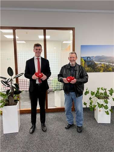Ein Grund zur Freude: Leon Deptalla, Leiter der Geschäftsstelle Oberwinter, überreichte Wilhelm Zimmer den Gewinn.  Foto: Kreissparkasse Ahrweiler