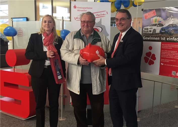 Ein Grund zur Freude: v.l.n.r. Tanja Ehmer, Kundenberaterin Beratungscenter Sinzig, der glückliche Gewinner Franz Zerwas und Michael Weltken, Leiter Beratungscenter Sinzig. Foto: Kreissparkasse Ahrweiler