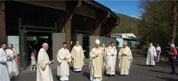 Ein Gruppenbild der Neugeweihten mit Bischof Ackermann und den Hauptzelebranten vor der Pilgerkirche. Fotos: Brehm