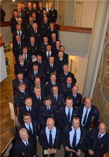 Ein Gruppenbild zum Abschluss: nach der Verleihung der Goldenen Feuerwehr-Ehrenzeichen stellten sich alle Ausgezeichneten gemeinsam zum „Foto-Shooting“ mit dem Landrat (untere Reihe links) auf der Treppe im Foyer des Kreishauses auf. Rhein-Lahn-Kreis